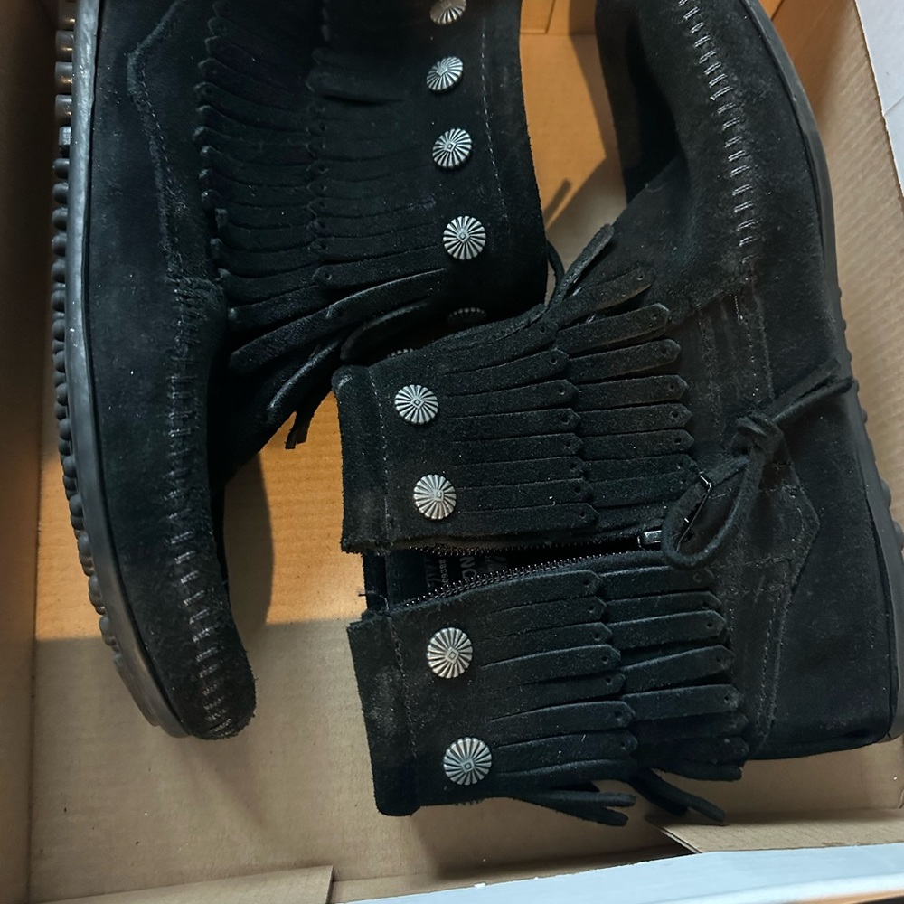 Women 6.5 Minnetonka  boots
